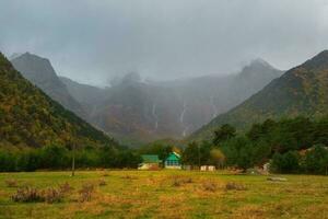 suave foco. dramático Visão do surpreendente montanha Vila dentro norte ossétia. impressionante terras altas cenário com lindo glacial chuvoso colinas e pedras. digoria. Cáucaso montanhas. foto