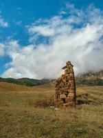 lindo dramático panorama natureza Visão dentro a montanhas. velho ossétia batalha torre dentro a enevoado montanhas. digoria região. norte ossétia, Rússia. vertical visualizar. foto