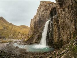 outono montanhas dentro outono manhã. gil-su cascata dentro Largo outono vale dentro norte Cáucaso, Rússia. lindo panorama. foto