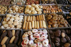 oriental doces e doces estão vendido às uma bazar dentro Israel. foto