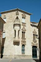 lindo Palácio dentro ciudad rodrigo. azul céu foto