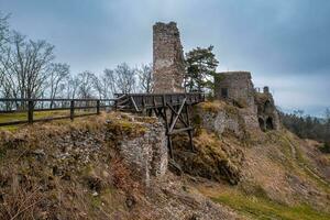pedra ruínas do uma castelo zubstejn, tcheco república foto