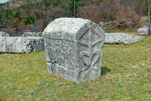 stecci medieval lápides cemitérios dentro velika e mala crljivica, cista velika, Croácia. histórico Lugar, colocar do interesse. a lápides característica uma Largo alcance do decorativo motivos e inscrições. foto