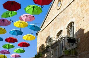 Jerusalém, Israel, nahalat shiva turista passeio e colorida guarda-chuva rua do velho cidade foto