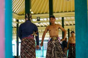 Yogyakarta, Indonésia em Outubro 2022. abdi Dalem mataya, cortesãos do a yogyakarta Palácio quem estão dançarinos. t foto