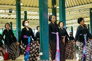 Yogyakarta, Indonésia em Outubro 2022. abdi Dalem mataya, cortesãos do a yogyakarta Palácio quem estão dançarinos. t foto