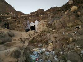 meca, saudita Arábia, abril 2023 - peregrinos posição para hira caverna em montar al noor dentro meca. a histórico caverna hara é localizado em a topo do Jabal noor. foto