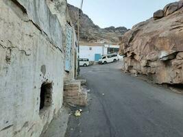 meca, saudita Arábia, abril 2023 - peregrinos posição para hira caverna em montar al noor dentro meca. a histórico caverna hara é localizado em a topo do Jabal noor. foto