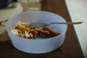 foto do soja molho arroz e frito salsichas para café da manhã.