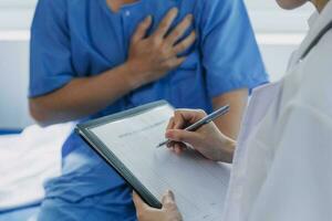 médico dizendo para paciente mulher a resultados do dela médico testes. médico mostrando médico registros para Câncer paciente dentro hospital ala. Senior médico explica a lado efeitos do a intervenção. foto