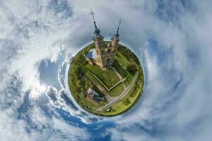 pequeno planeta transformação do esférico panorama 360 graus negligenciar Igreja dentro Centro do globo dentro azul céu. esférico abstrato aéreo Visão com curvatura do espaço. foto