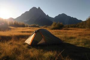 acampamento barraca com surpreendente Visão em montanha panorama às pôr do sol. generativo ai foto