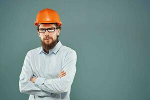 homem dentro laranja Difícil chapéu camisa cortada Visão azul fundo construção trabalhos foto