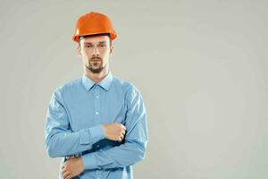 homem engenheiro profissional trabalho luz fundo foto