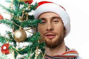 alegre homem dentro Novo anos roupas decoração Natal isolado fundo foto