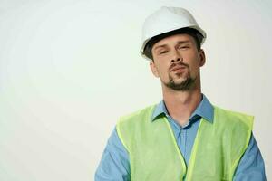 homem dentro construção uniforme proteção trabalhando profissão isolado fundo foto