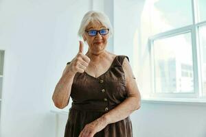 emocional velho mulher mão injeção covid-19 Passaporte saúde Cuidado foto