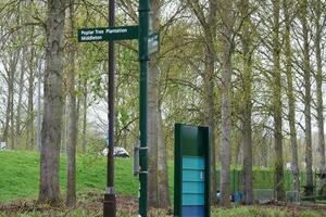 baixo ângulo Visão do vontade lago parque com local e turista público desfrutando a beleza do lago e parque de caminhando por aí com seus famílias. cenas estava capturado em 09 de abril de 2023 às Milton keynes Reino Unido foto