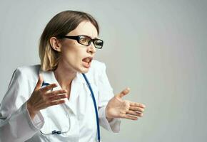 retrato do fêmea enfermeira dentro médico vestido e azul estetoscópio cortada Visão foto