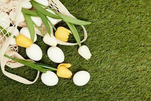 Páscoa ovos flores decoração dentro feriado tradição Relva em fundo foto