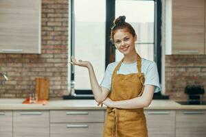 mulher casas dentro a cozinha gestos com dele mãos apartamentos família conceito foto