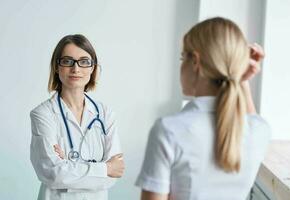 mulher médico médico vestido fêmea paciente óculos saúde estilo de vida foto