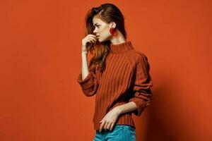 lindo mulher dentro vermelho suéter moda glamour estúdio foto