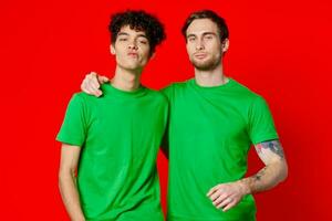 dois alegre amigos abraço verde Camisetas emoções foto