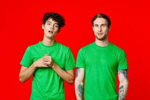 dois homens verde camiseta comunicação estúdio equipe foto