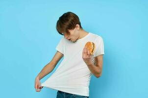 homem dentro branco camiseta Hamburger dieta Comida lanche estilo de vida foto