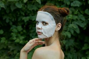 agradável menina Cosmético mascarar foto