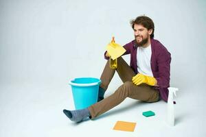 homem em a chão com uma azul balde dever de casa estilo de vida profissional foto