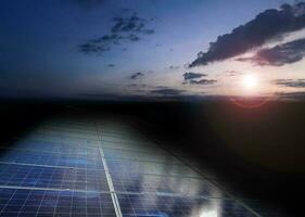 fotovoltaico ou solar célula telhado que teve pó, água da chuva mancha, pássaro caindo em a superfície, borrado pôr do sol fundo, solar manutenção sistema para aumentar superior sistema desempenho conceito. foto