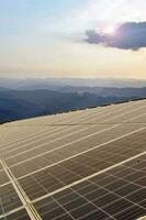 fotovoltaico ou solar célula telhado que teve pó, água da chuva mancha, pássaro caindo em a superfície, borrado pôr do sol fundo, solar manutenção sistema para aumentar superior sistema desempenho conceito. foto