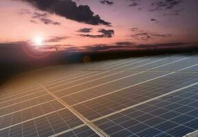 fotovoltaico ou solar célula telhado que teve pó, água da chuva mancha, pássaro caindo em a superfície, borrado pôr do sol fundo, solar manutenção sistema para aumentar superior sistema desempenho conceito. foto