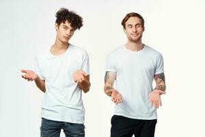 dois homens dentro branco Camisetas ficar de pé lado de lado cortada Visão estúdio foto