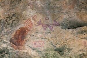 pré-histórico quadros em Rocha conhecido Como petróglifos dentro Colômbia foto