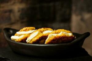 tradicional colombiano arepa de choclo preparação. arepas de choclo preenchidas com branco queijo foto