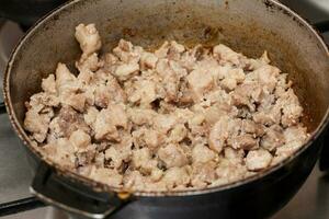 carne de porco torresmo preparação. bananeira Croquetes - bolinhos salgados sttufed com carne de porco torresmo. marranitas ou puerquitas foto