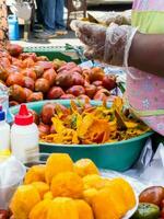 rua vendendo do a exótico tropical fruta chamado chontaduro. bactéria gasipaes foto