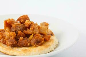 tradicional colombiano arepa coberto com carne de porco casca foto