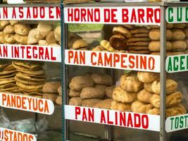 rua vender do diferente tipos do tradicional pães dentro cali foto