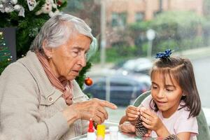 avó ensino dela neta quão para faço Natal natividade trabalhos manuais - real família foto