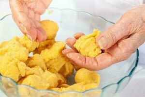 preparação do a tradicional prato a partir de a caribe costa dentro Colômbia chamado arepa de Huevo ou ovo arepa foto