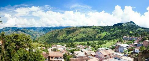 panorâmico Visão do a histórico Cidade do titiribi localizado dentro a região do Antioquia dentro Colômbia foto