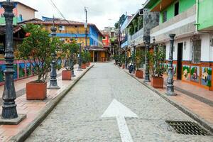 a colorida colonial ruas do gutatape, antioquia. Colômbia foto