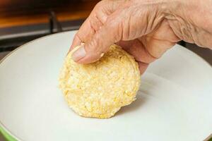 tradicional colombiano arepa de choclo preparação. cozinhando a milho pão em uma panela foto