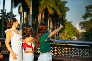 turistas às 1 do a pontes ao longo a cali rio avenida dentro a cidade do cali dentro Colômbia. mãe e adolescente filhas viajando conceito. feliz família conceito. foto