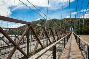 a histórico ponte do a oeste uma uma suspensão ponte declarado colombiano nacional monumento construído dentro 1887 sobre a cauca rio foto