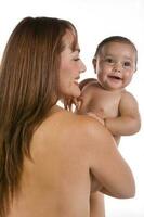 feliz lindo jovem mãe e dela bebê menina em branco fundo foto